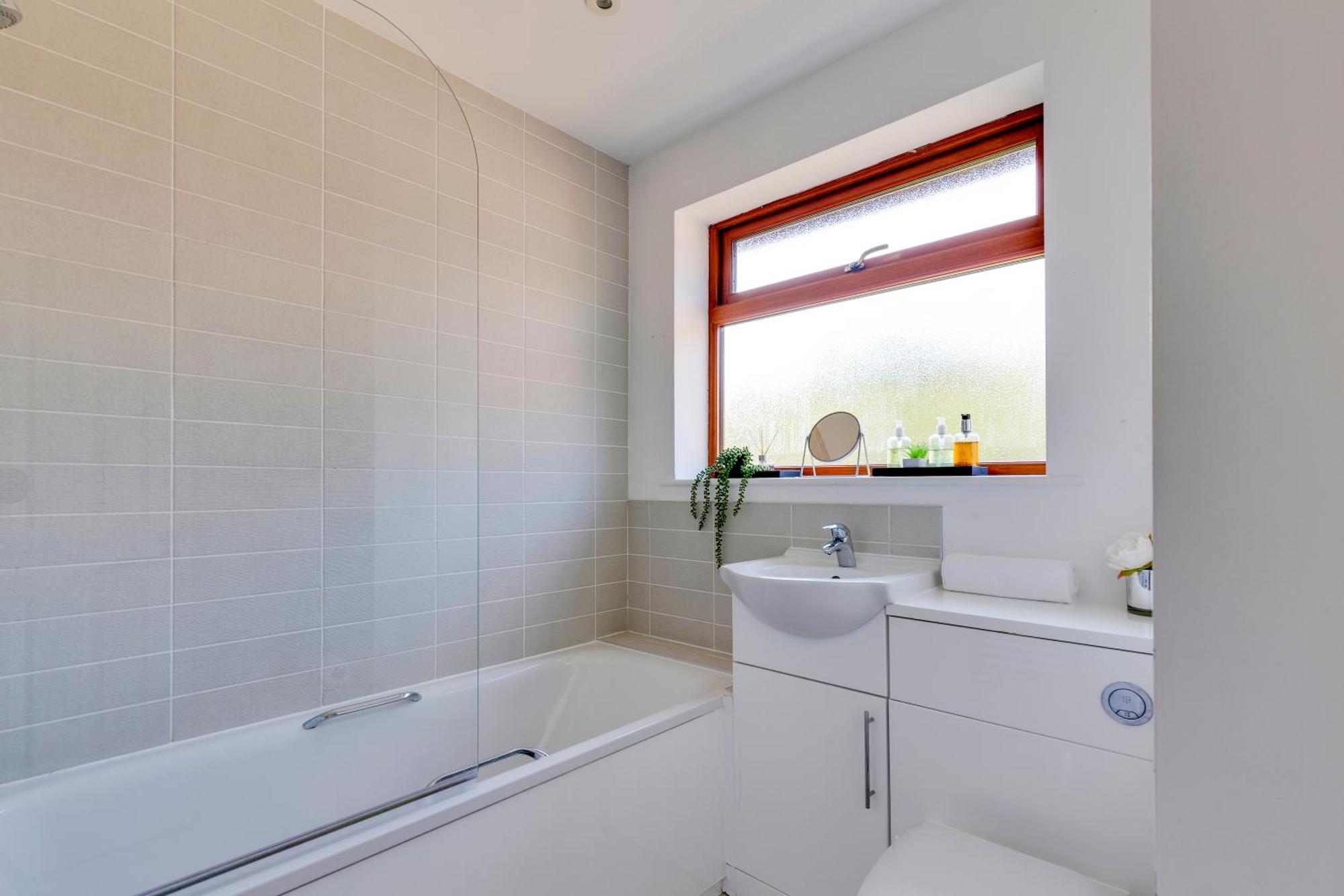 Fully Refurbished 1 Bedroom *