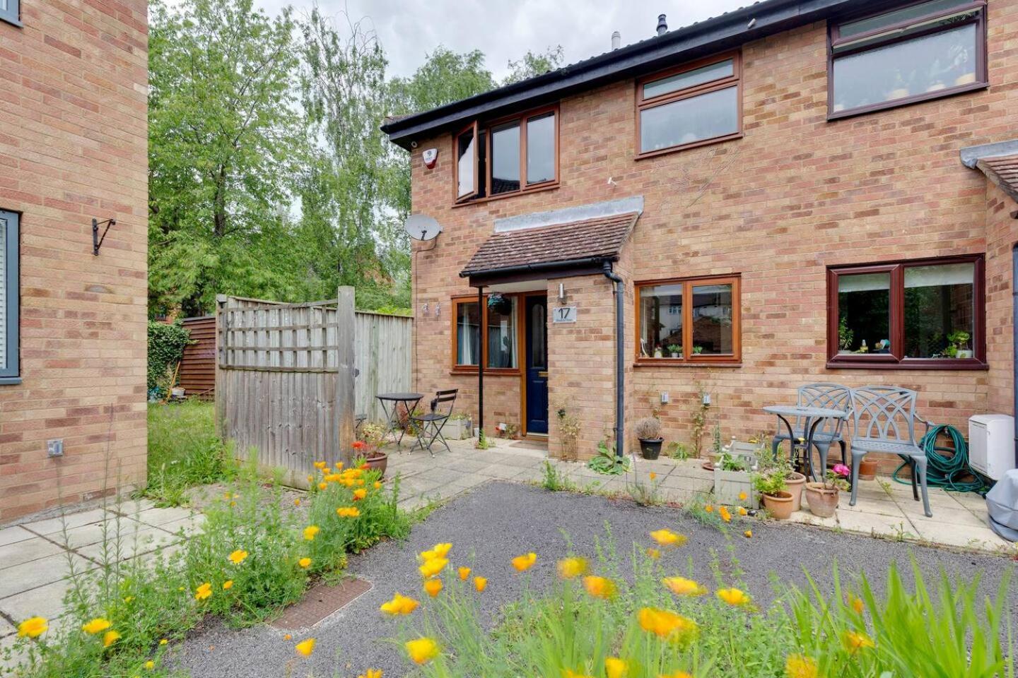 Fully Refurbished 1 Bedroom Apartment *